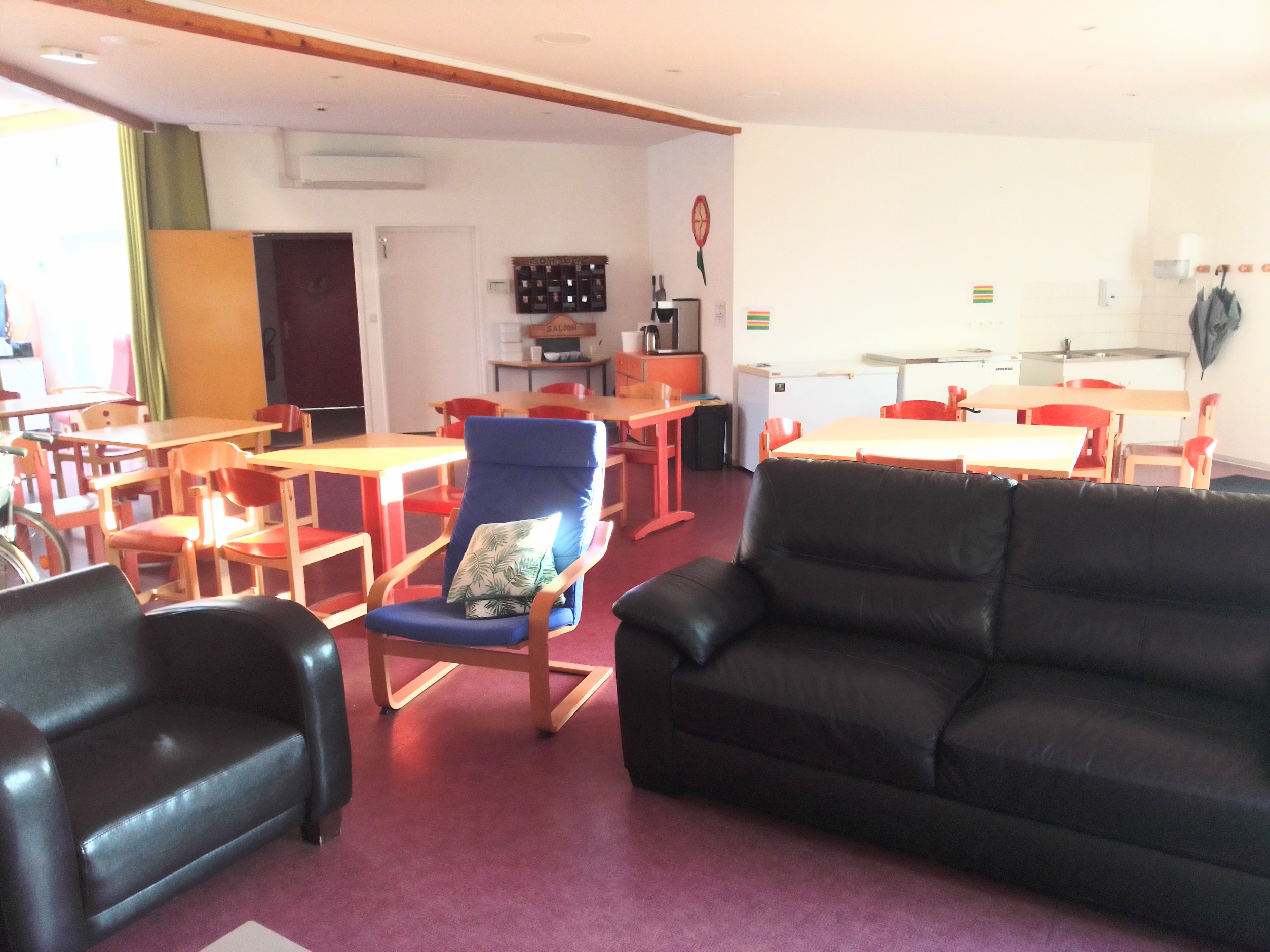 un canapé dans la salle de l'association st onuphre